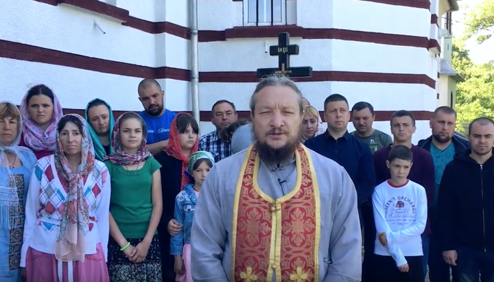 Archpriest Leonid Delikatny with parishioners of St. Michael’s Church. Photo: a screenshot of the eparchy’s Youtube channel