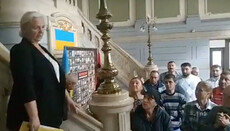 UGCC activist transfers UOC temples to OCU