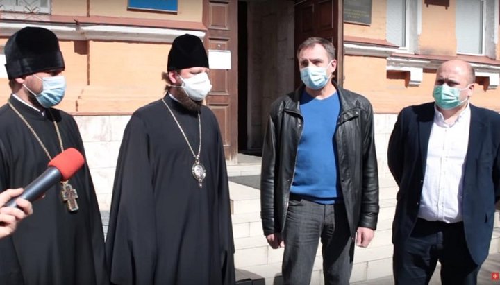 Representatives of the UOC handed over coronavirus tests to medical institutions in Kiev. Photo: screenshot of the video from the 1Kozak YouTube channel