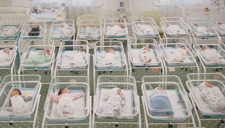 Infants born by surrogate Ukrainian mothers for foreigners. Photo: a video screenshot of the BioTexCom clinic on YouTube