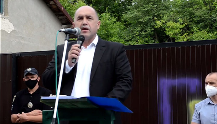 Zolochiv mayor Igor Grynkiv holding a