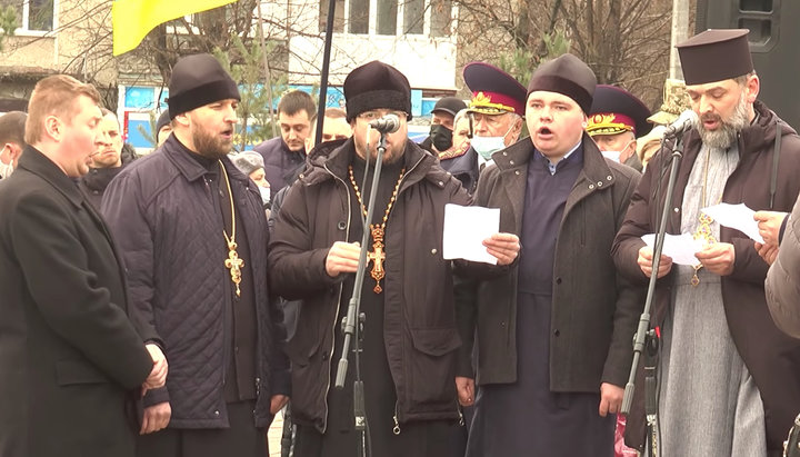 “Clergy” of the OCU sings “our father Bandera”. Photo: screenshot from facebook