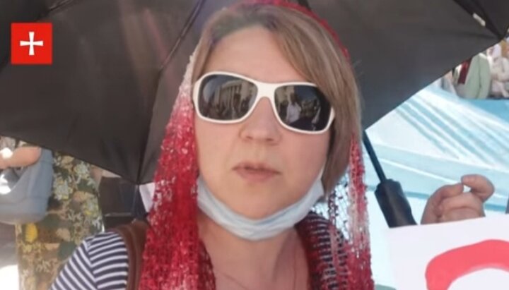 A UOC believer at the prayer standing near the Verkhovna Rada. Photo: a screenshot of the “1Kozak” Youtube channel