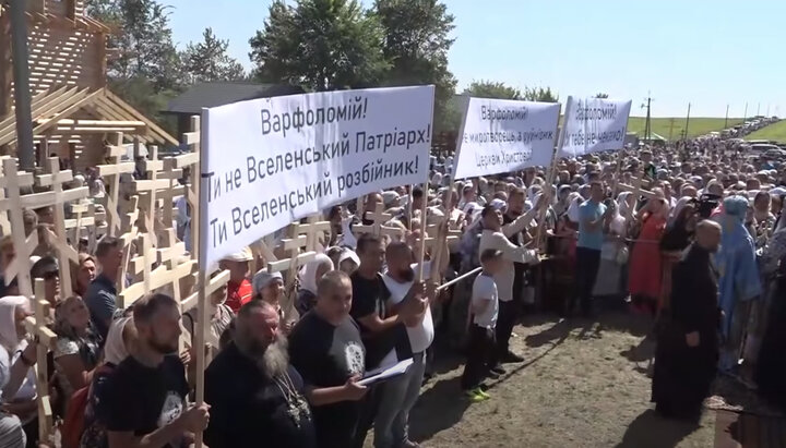 UOC believers protesting against the Phanar head’s visit to Ukraine. Photo: a screenshot from the