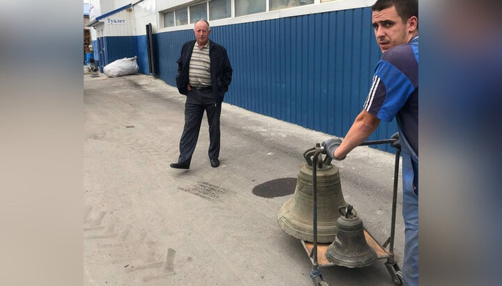 The headman of the OCU community in Buderazh and ancient bells from the seized church. Photo: Archpriest Vasily Nachev
