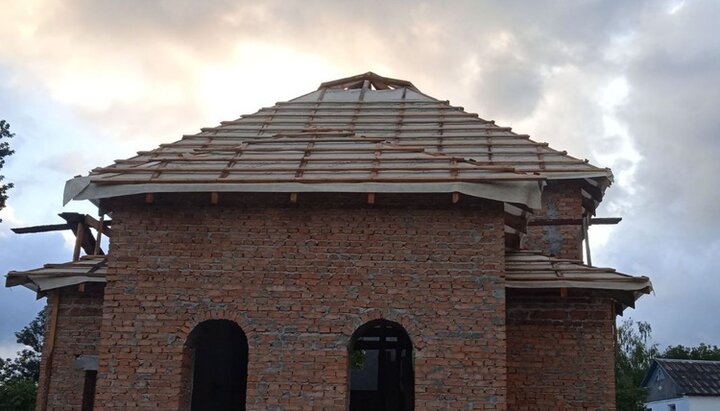 Missing materials were handed over to the Rostock community to complete the roofing works. Photo: CF