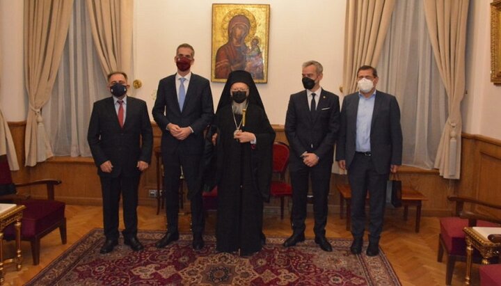 The Phanar head with the mayors of Greek cities in Istanbul. Photo: orthodoxianewsagency.gr