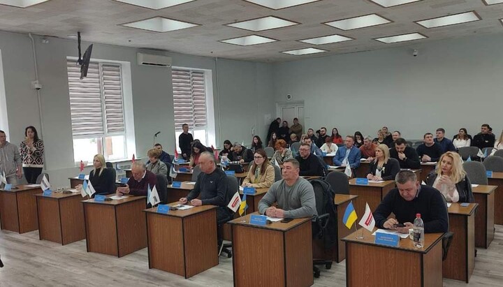 A meeting of the City Council that decided to seize land plots under churches from the UOC. Photo: the Regional Council’s Facebook page