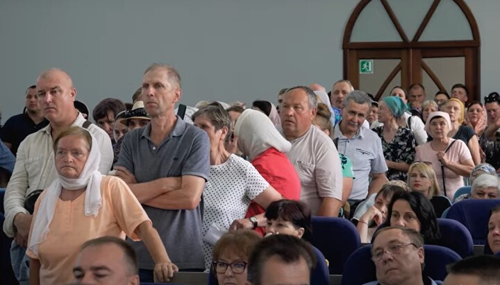 UOC parishioners at the Сity Сouncil session in Nizhyn. Photo: a video screenshot of