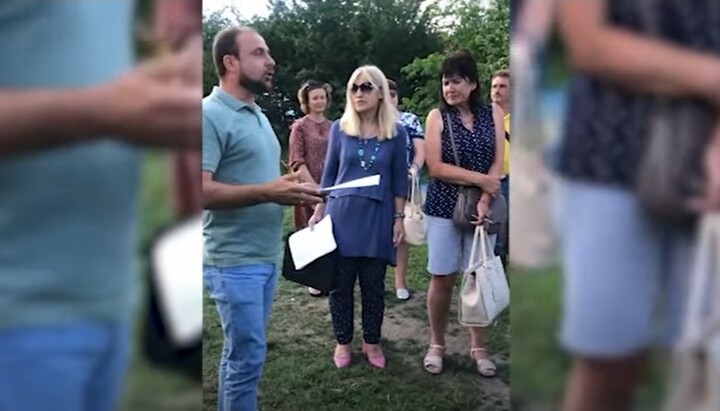 Public sector workers voting for the UOC community in Khmelnytskyi to