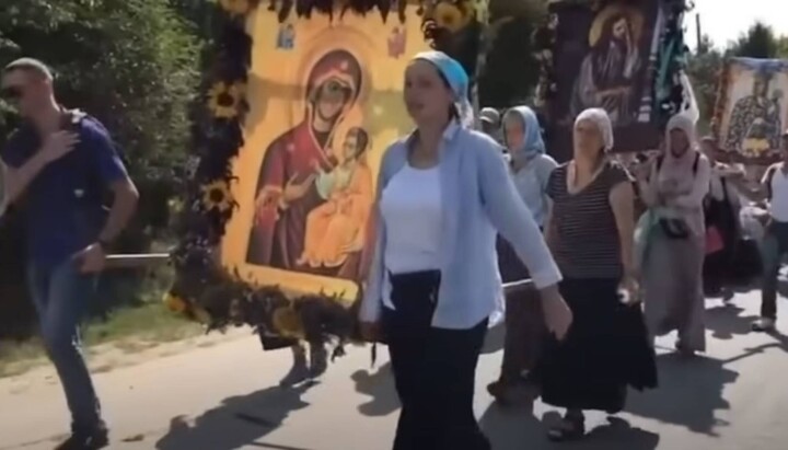 The cross procession from Kamianets-Podilskyi to Pochaiv in 2022. Photo: a screenshot of the UOJ’s video