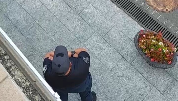A policeman does not allow delivering food to people. Photo: a video screenshot of the Telegram channel