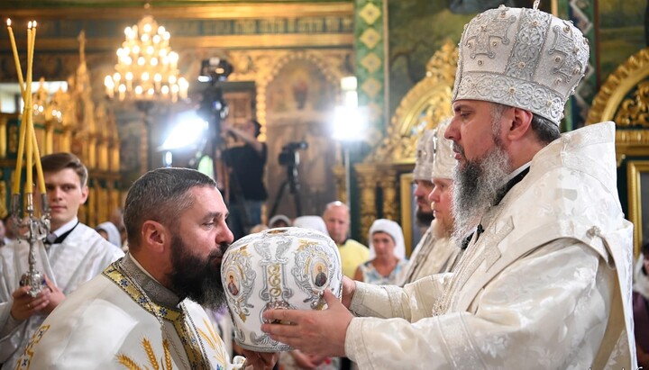 Dumenko awards Hopainych for 'selfless work for the benefit of the Church'. Photo: Zoria’s Facebook