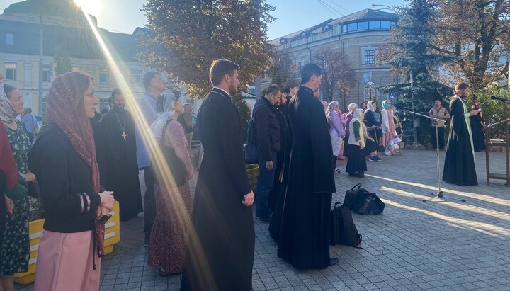 The prayer standing of UOC believers continues near the Kyiv-Pechersk Lavra. Photo: Telegram channel