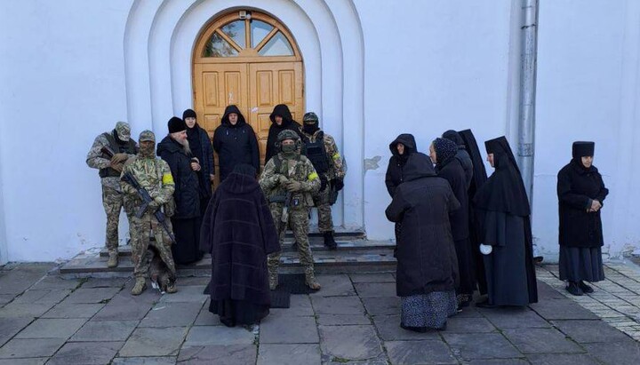 Armed security forces block the Dormition Cathedral of the Yeletskyi Convent. Photo: UOC Information and Education Department