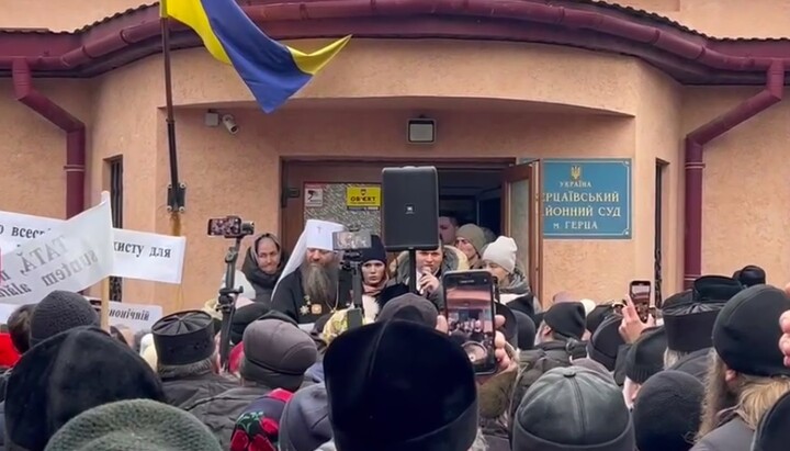 Metropolitan Longin and his lawyer in front of the Hertsa District Court building. Photo: screenshot from the Telegram channel