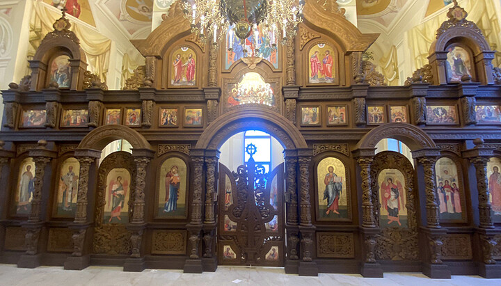 A trident-shaped iconostasis in a temple of Odesa. Photo: