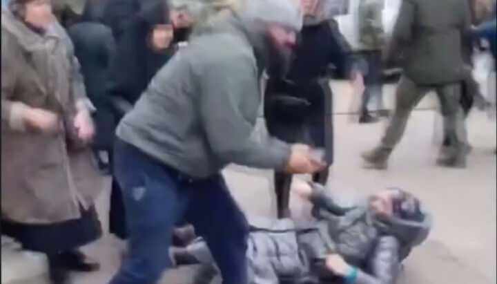 The attack of OCU raiders in military uniforms on the UOC believers in the Convent of the Theotokos in Cherkasy. Photo: a video screenshot of the Telegram channel