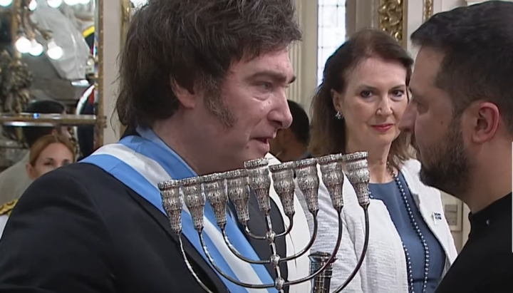 Javier Milei presented Zelensky with a menorah. Photo: a video screenshot of the YouTube channel