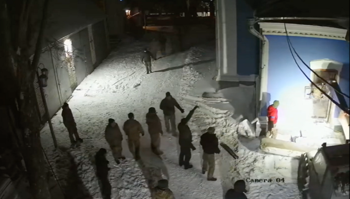 Bandits breaking down the doors to the Kazan Church in Ladyzhyn after