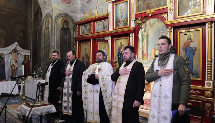 Clerics of the OCU sing the Ukrainian national anthem on the solea of the seized church in Ladyzhyn. Photo: screenshot of the YouTube channel