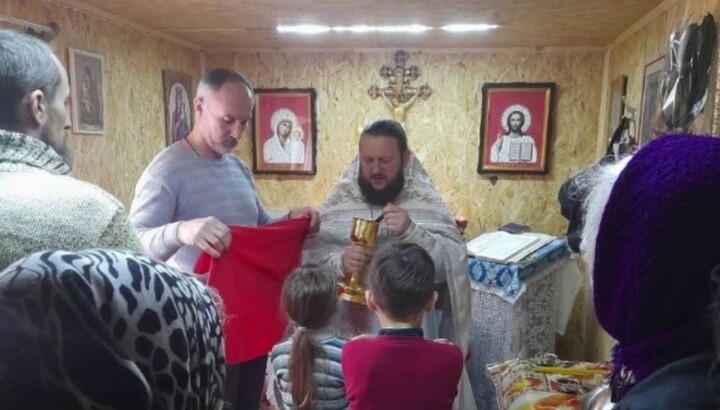 A Liturgy in the UOC church-trailer in the village of Zabuyannia. Photo: a video screenshot of the