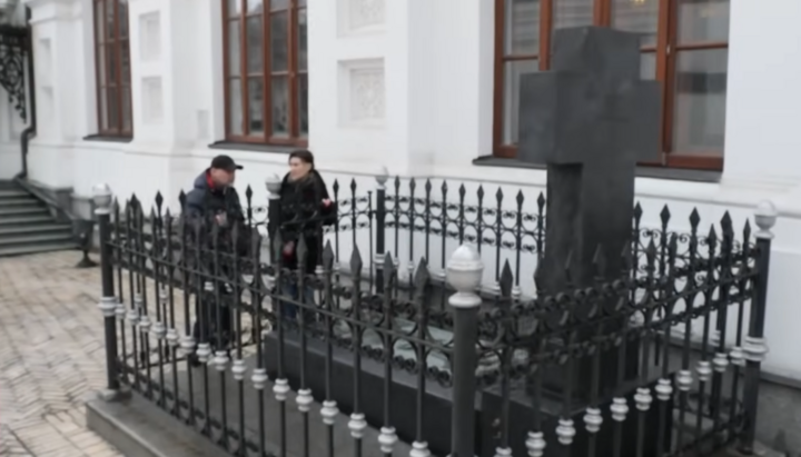 Maksym Ostapenko at Piotr Stolypin's tomb in Lavra. Photo: screenshot of the YouTube channel