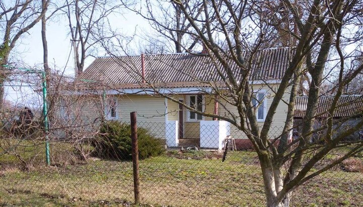 The parish house in Pochapky village, from which Dumenkovites are evicting a UOC priest. Photo: rivne.church.ua