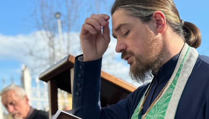 Prayer standing near Kyiv-Pechersk Lavra on 5 April 2024. Photo: t.me/save_Lavra