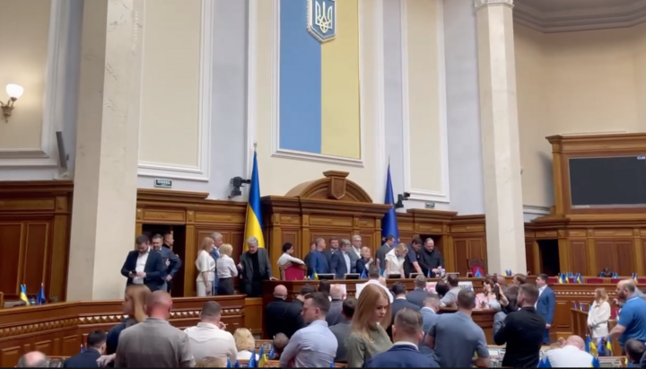Deputies blocked the Rada. Photo: screenshot from the Strana video