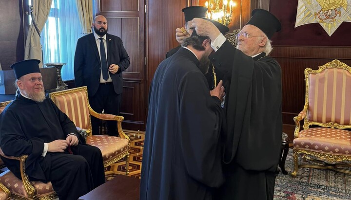 The head of the Phanar presents the Panagia to the self-proclaimed