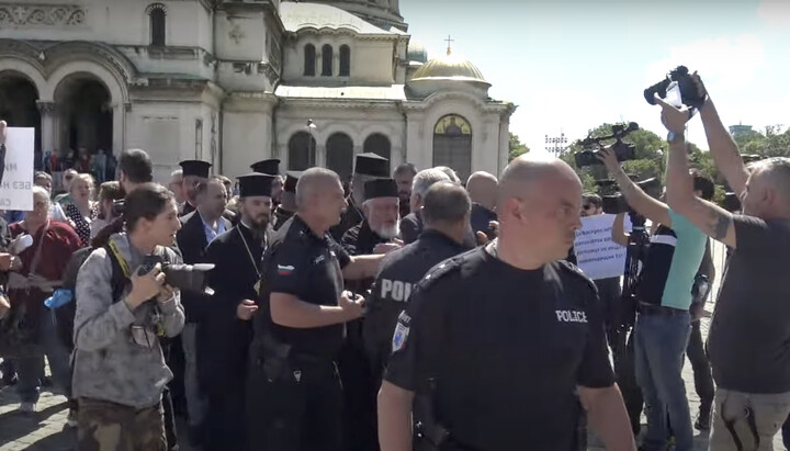 Police guard Metropolitan Arseniy of Sliven. Screenshot from the YouTube channel
