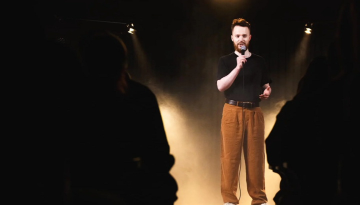 After social media reactions to Anton Stenyuk's video performance, the comedian apologized and deleted the segment with the