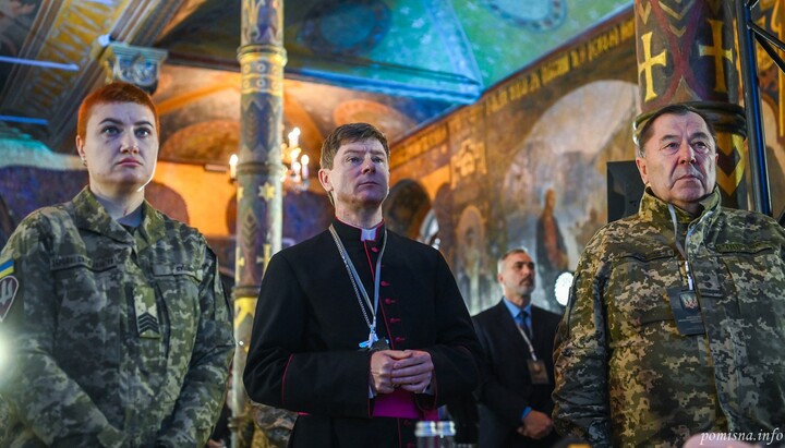 Kryvytskyi in the Refectory Church of the Lavra during a