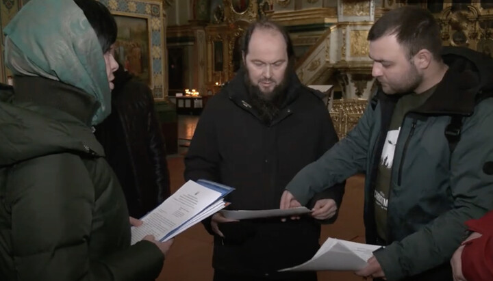 Hierodeacon Pitirim (center) with representatives of the Ministry of Culture. Photo: Screenshot