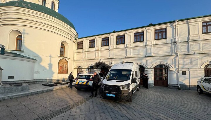 Ukrainian Ministry of Culture and Police Arrive to “Inventory” Holy Relics at the Lavra