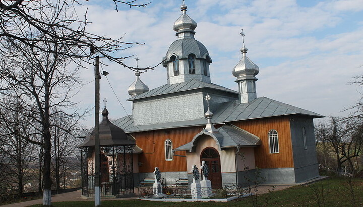 Midnight Raid: OCU Militants Attempt to Raid UOC Church, Beat Women with Pipes