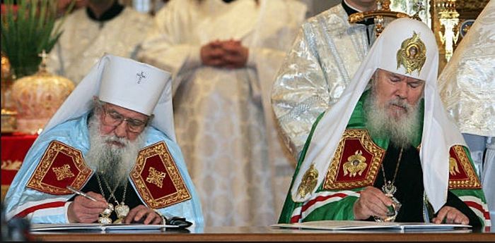 Met. Laurus and Pat. Alexei II sign the